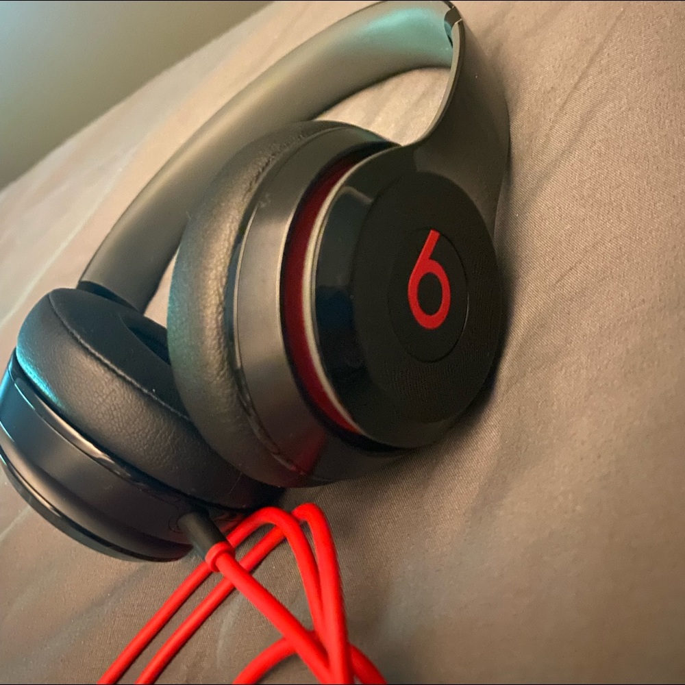 BEATS BY DRE SOLO 2 OVER EAR HEAPHONES
